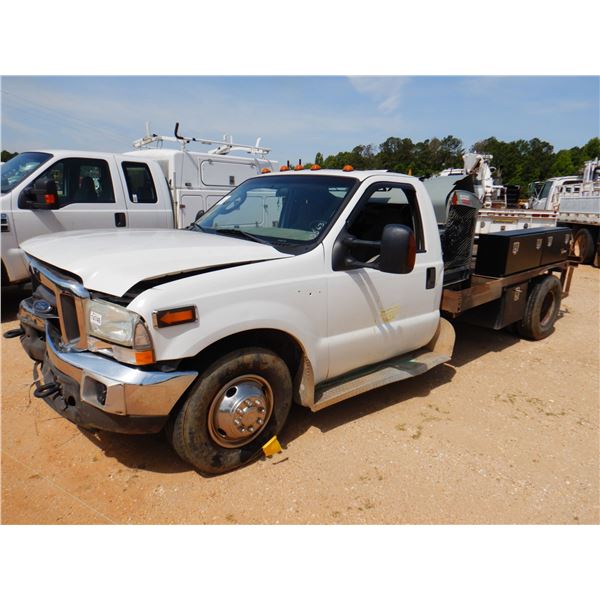 2004 FORD F350 Flatbed Truck