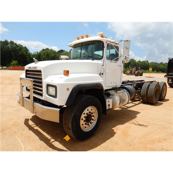2000 MACK RD688S Cab and Chassis Truck