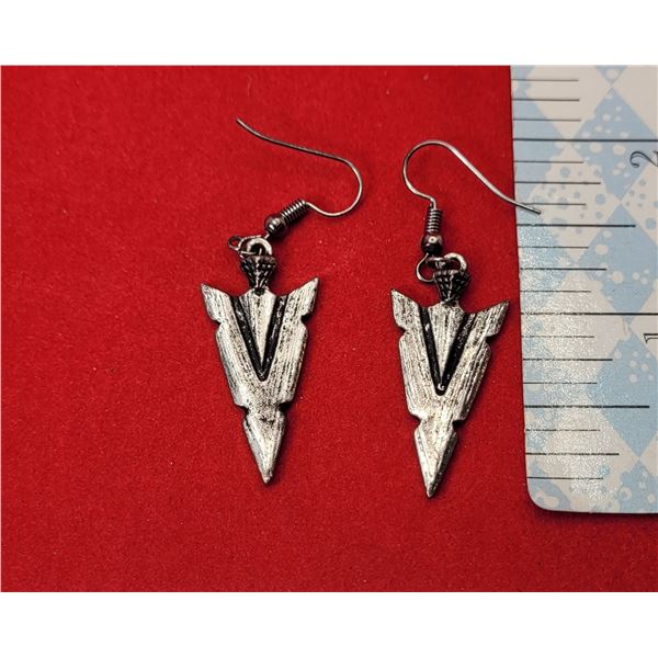 18)  ANTIQUED SILVER TONE ARROWHEAD DROP