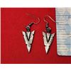 Image 1 : 18)  ANTIQUED SILVER TONE ARROWHEAD DROP