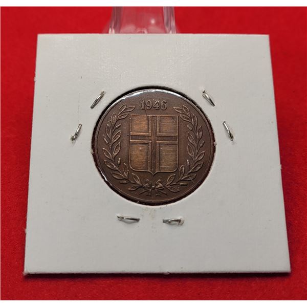 4) ICELAND 5 AURAR 1946 COIN.