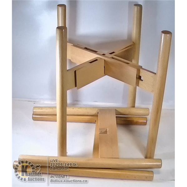 LOT OF 2 EXTENDABLE POT HOLDERS.