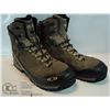 Image 1 : BOX WITH MEN'S SALOMON SIZE 11 HIKING BOOTS -