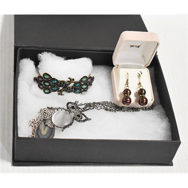 BLACK BOX WITH PEACOCK BRACELET WITH