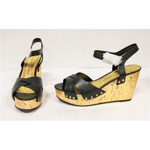 CHINESE LAUNDRY LA GIVE IT A GO SIZE: 7.5 SHOES