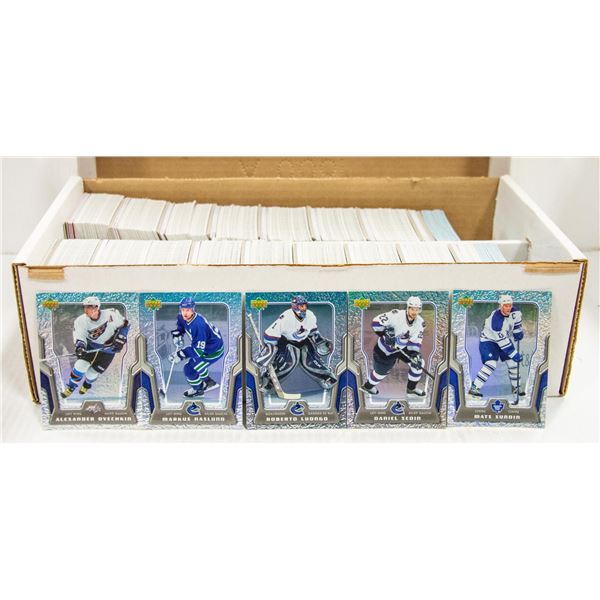 LARGE DOUBLE ROW BOX HOCKEY CARDS.