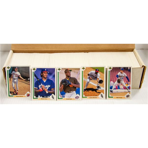 BIG BOX OF OVER 900 BASEBALL CARDS.