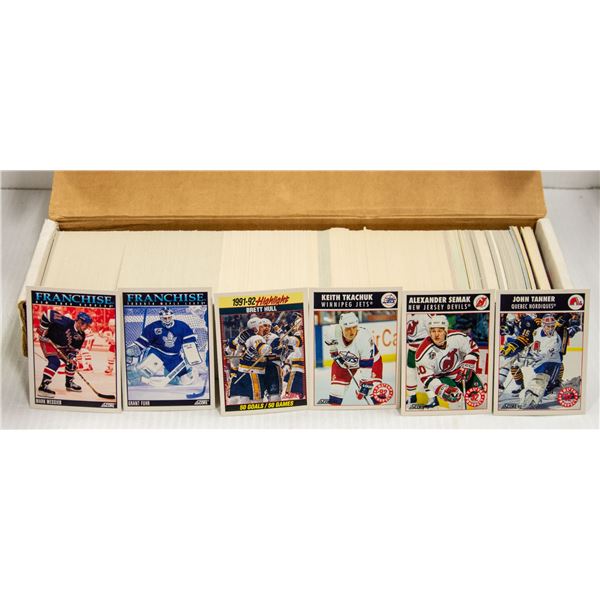 BIG BOX OF OVER 800 HOCKEY / BASEBALL CARDS.