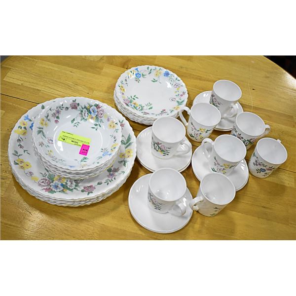 SET OF VINTAGE CORELLE DISHES