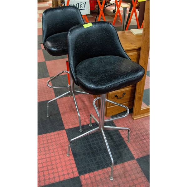 2 BLACK BAR STOOLS