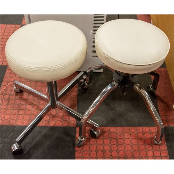 2 ADJUSTABLE BEAUTY PALOUR STOOLS ON 4 WHEELS