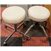 Image 1 : 2 ADJUSTABLE BEAUTY PALOUR STOOLS ON 4 WHEELS