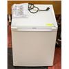Image 1 : NEW COOL MINI FRIDGE 90 WATT, 22 LBS