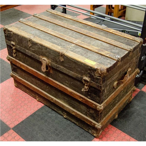 VINTAGE WOOD AND METAL STEAMER TRUNK