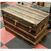 Image 1 : VINTAGE WOOD AND METAL STEAMER TRUNK