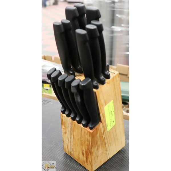 15 PIECE KNIFE SET IN WOOD BLOCK