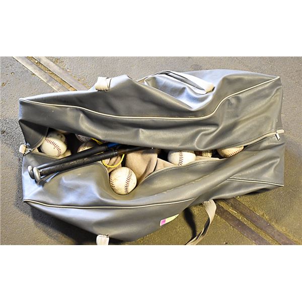 SPORT BAG FULL OF SOFT BALLS WITH 2 BATS