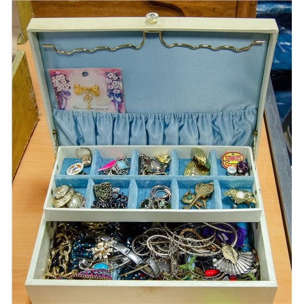 JEWELERY BOX WITH COSTUME JEWELERY CONTENTS