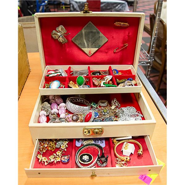 JEWELERY BOX WITH COSTUME JEWELERY CONTENTS