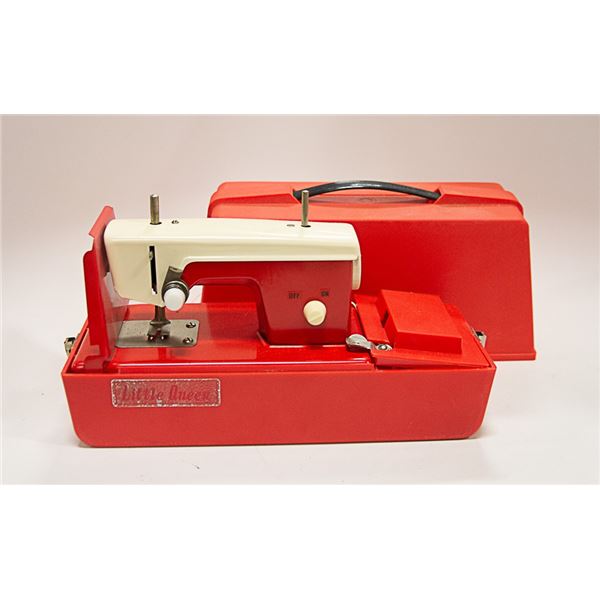 VINTAGE ORIG SEWING MACHINE TOY / MINIATURE