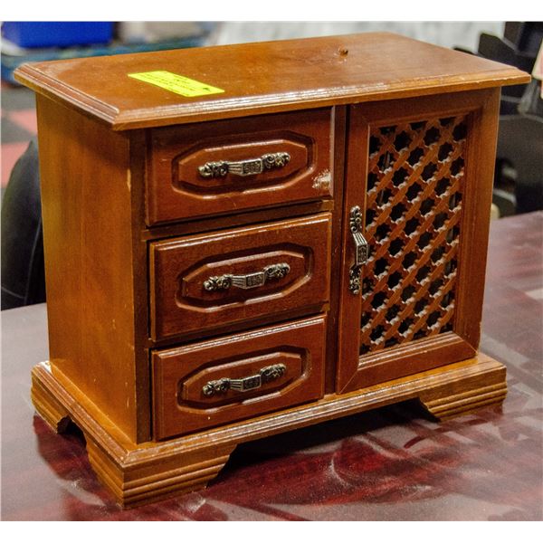 JEWELERY BOX WITH COSTUME JEWELERY CONTENTS