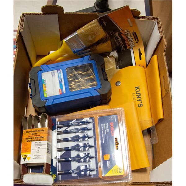 BOX OF CARPENTER'S ACCESSORIES AND TOOLS INCL.