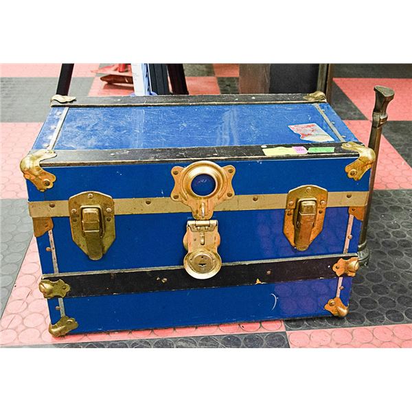 VINTAGE STEAMER TRUNK