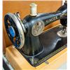 Image 2 : ANTIQUE SINGER SEWING MACHINE MODEL JB269369