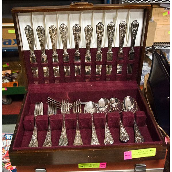 SILVERPLATE SILVERWEAR SET IN CHEST