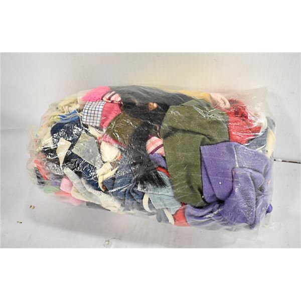 HUNDREDS OF PIECES OF BARBIE CLOTHING & ATTIRE