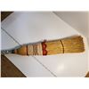 Image 3 : VINTAGE CURLING BROOM