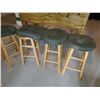 Image 6 : Bar stools and table Cat -B