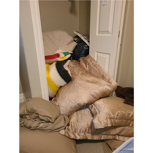 Large assortment of Bed linen for Doublesize Bed Cat-B