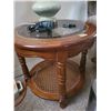 Image 2 : Vintage Side Table + Lamp