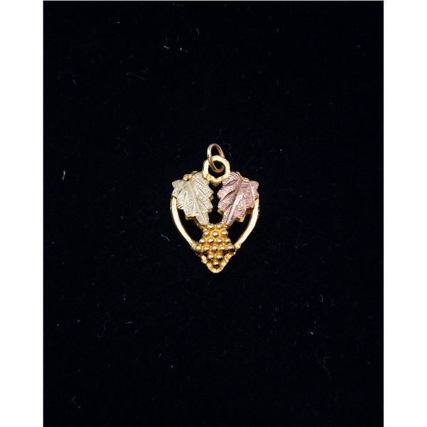 10K TWO-TONE GOLD PENDANT, GRAPE LEAF PATTERN