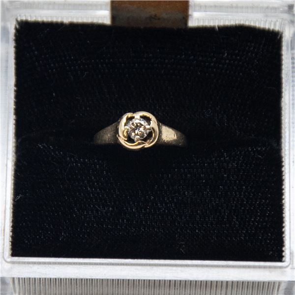 14K GOLD RING WITH CLEAR STONE, APPROX. SIZE 2.5