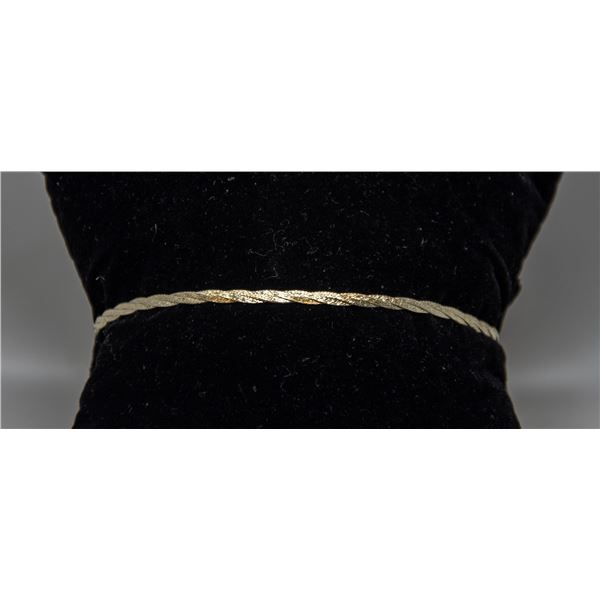 10K GOLD FLAT CURB CHAIN BRACELET, APPROX. 7.5"