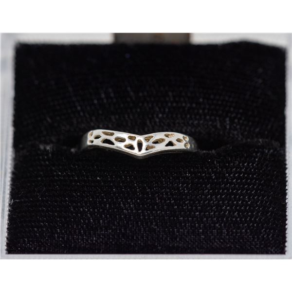 SILVER RING, SIMPLE PATTERN, APPROX. SIZE 4.5