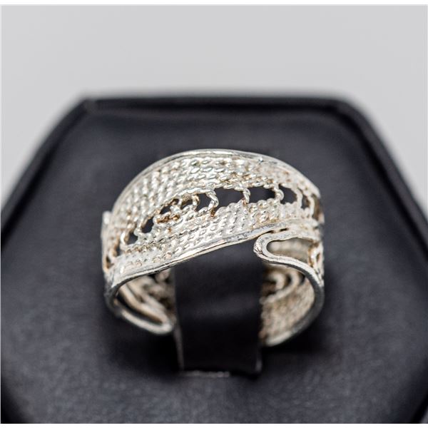 SILVER RING WITH ORNATE PATTERN, APPROX. SIZE 4.5