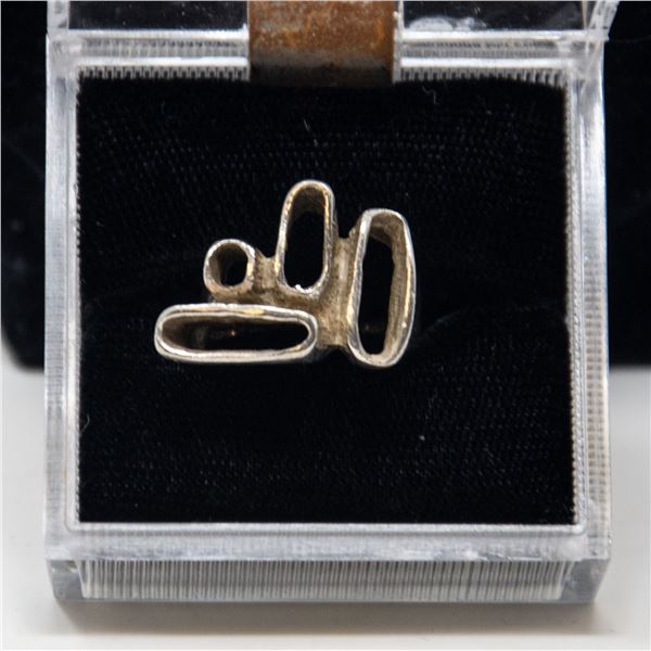 SILVER ABSTRACT ART RING, APPROX. SIZE 6.5
