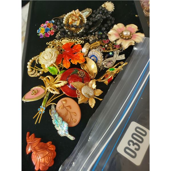Assorted Brooches & Other Pieces