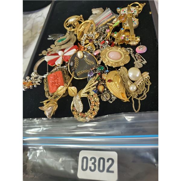 Assorted Brooches & Other Pieces