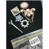 Image 1 : Assorted Brooches