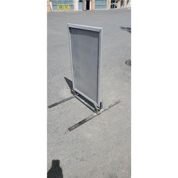 4' wind resistant tip proof Spring loaded sign