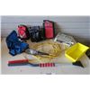 Image 2 : Lot AM/FM Radio, 3 Lunch bags, Foldable Pouch, Shop Lamp, Tray and Snow Brush