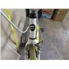 Image 21 : Magna Fix-d Men's White Road Bike w/ Green Tires