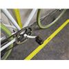 Image 8 : Magna Fix-d Men's White Road Bike w/ Green Tires