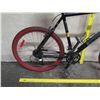 Image 12 : Cannondale F400 Elite Axel Men's Black Road Bike w/ Red Tires