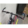 Image 18 : Cannondale F400 Elite Axel Men's Black Road Bike w/ Red Tires