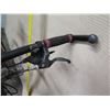 Image 9 : Cannondale F400 Elite Axel Men's Black Road Bike w/ Red Tires